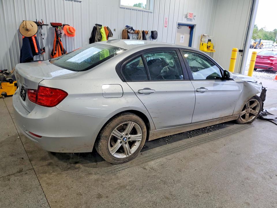 54677916 :رقم المزاد ، WBA3C3G50FNS75092 vin ، 2015 Bmw 320 مزاد بيع