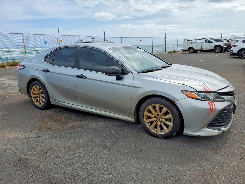 52378506 :رقم المزاد ، 4T1B11HKXJU553777 vin ، 2018 Toyota Camry مزاد بيع