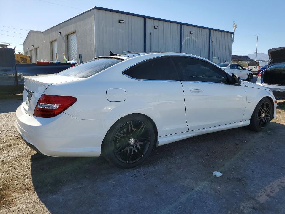 2015 Mercedes-benz C მანქანა იყიდება აუქციონზე, vin: WDDGJ4HB7FG389458, აუქციონის ნომერი: 52851456
