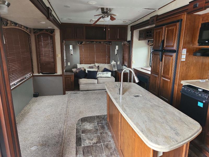 52546496 :رقم المزاد ، 4YDF34323FE760082 vin ، 2015 Keystone Avalanche مزاد بيع