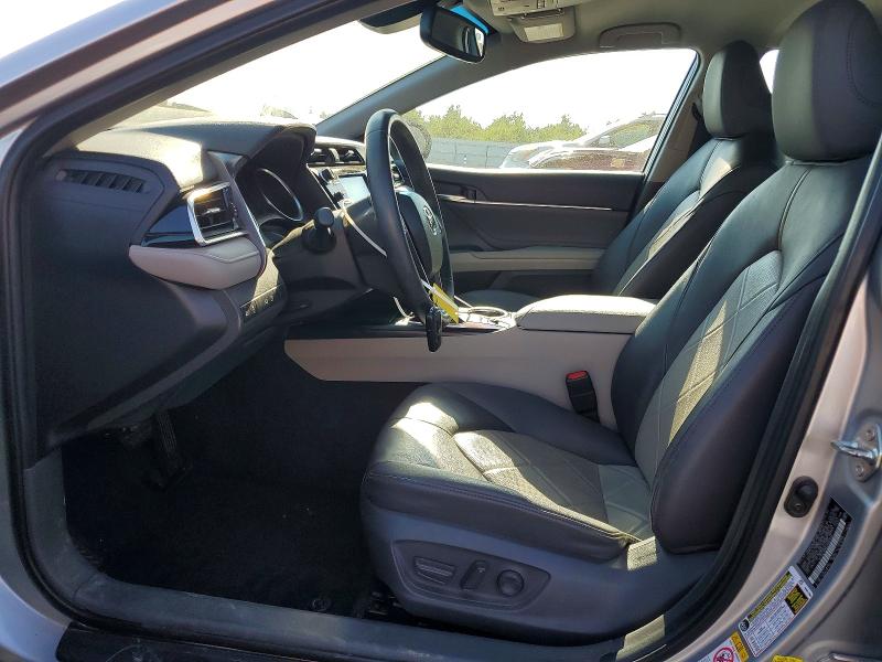 52667296 :رقم المزاد ، 4T1B21HK8JU502033 vin ، 2018 Toyota Camry Hybrid مزاد بيع