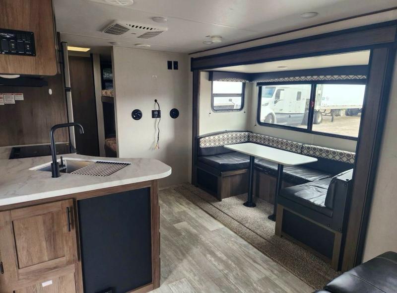 52999946 :رقم المزاد ، 5ZT2AVRB7MB931031 vin ، 2021 Forest River Prime Time Avenger Avt26bbs-1 مزاد بيع