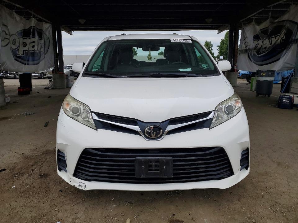 52721196 :رقم المزاد ، 5TDKZ3DC7JS927497 vin ، 2018 Toyota Sienna مزاد بيع