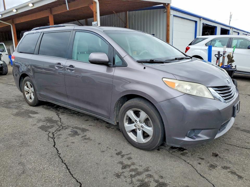 2011 Toyota Sienna მანქანა იყიდება აუქციონზე, vin: 5TDKK3DC3BS033986, აუქციონის ნომერი: 54200036
