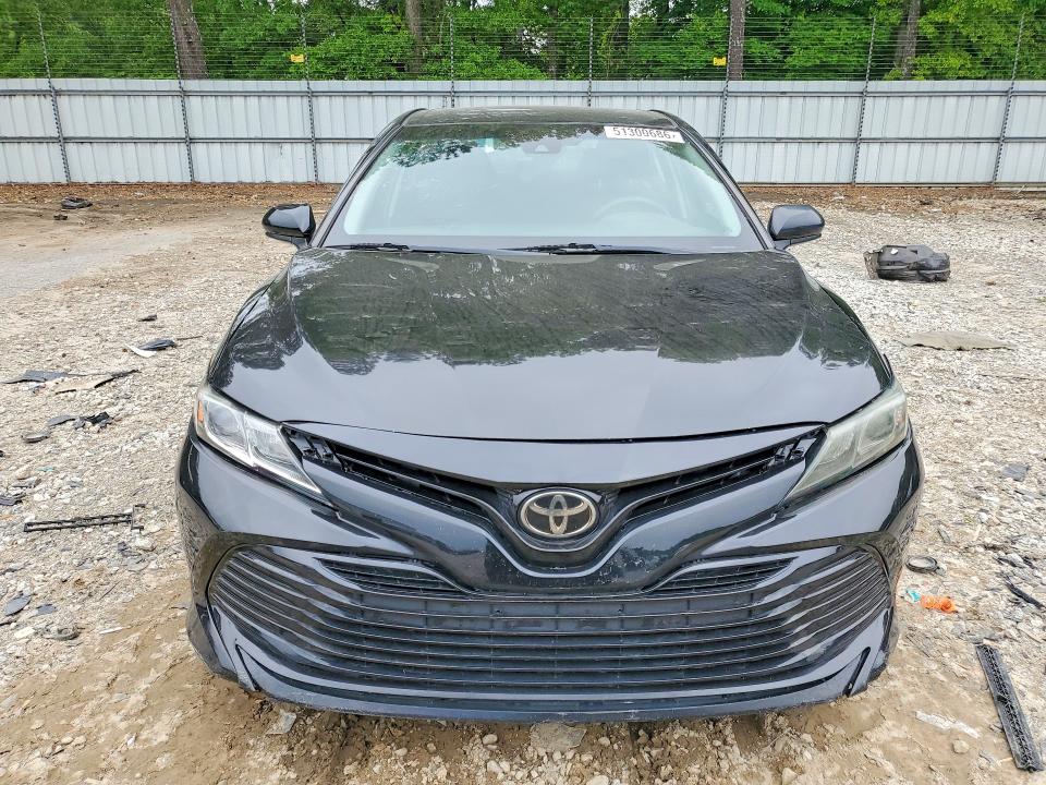 51300686 :رقم المزاد ، 4T1B11HK0JU602811 vin ، 2018 Toyota Camry مزاد بيع