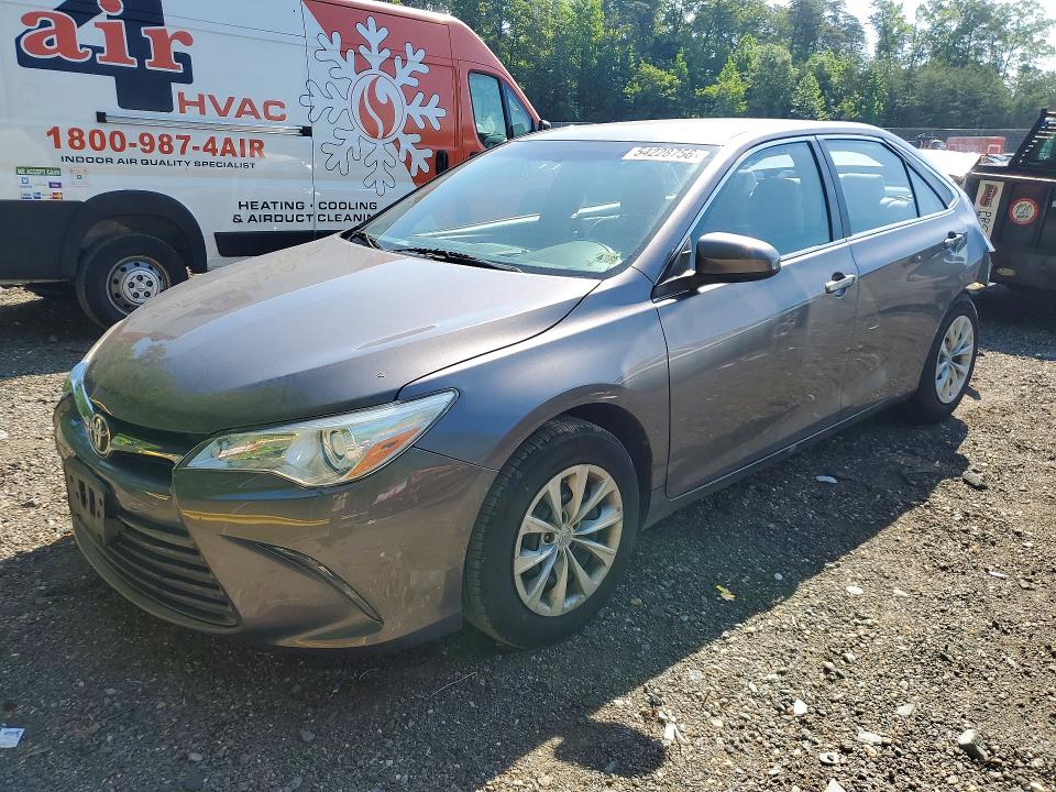 54228756 :رقم المزاد ، 4T1BF1FKXFU962700 vin ، 2015 Toyota Camry مزاد بيع
