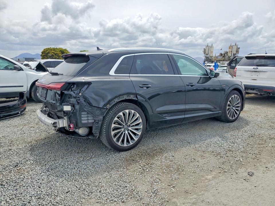 Продажа на аукционе авто 2019 Audi E-tron, vin: WA1VABGE2KB008490, номер лота: 52086556