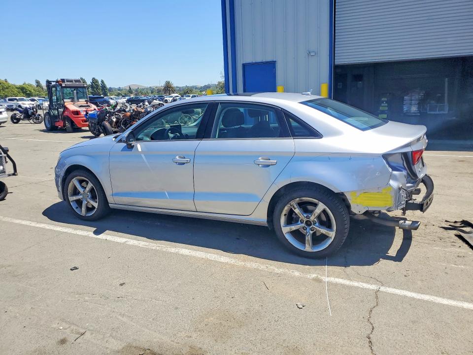 53120386 :رقم المزاد ، WAUBFGFF5F1122929 vin ، 2015 Audi A3 مزاد بيع