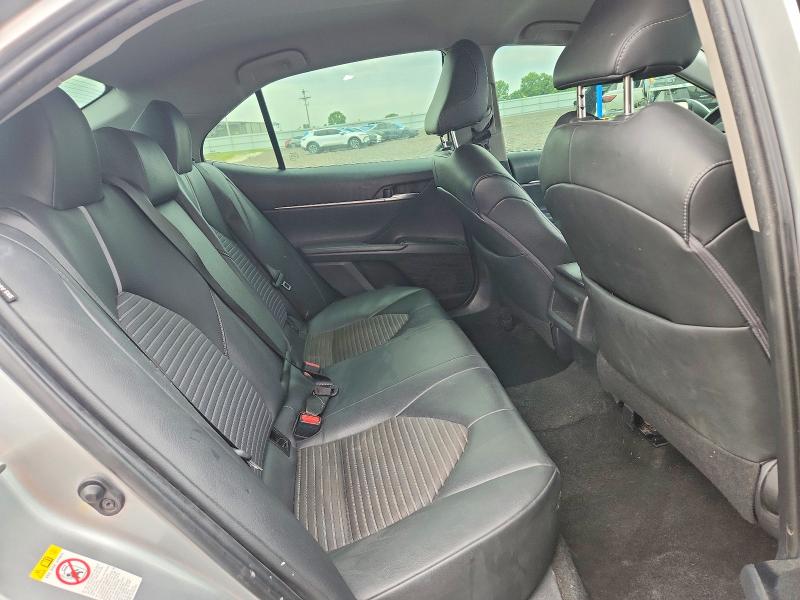 53819016 :رقم المزاد ، 4T1B11HK1JU088886 vin ، 2018 Toyota Camry مزاد بيع