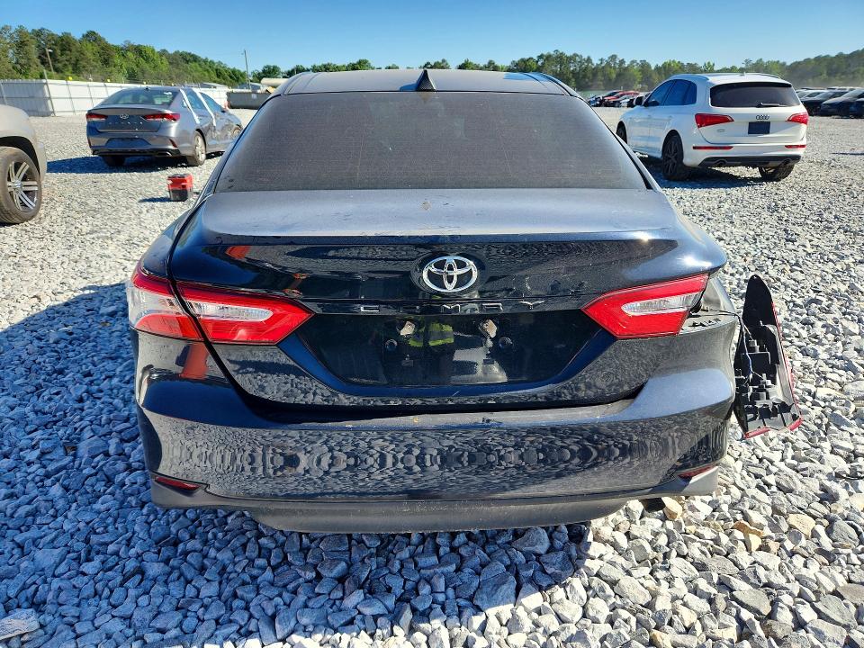 53505626 :رقم المزاد ، 4T1B11HK4JU598391 vin ، 2018 Toyota Camry مزاد بيع