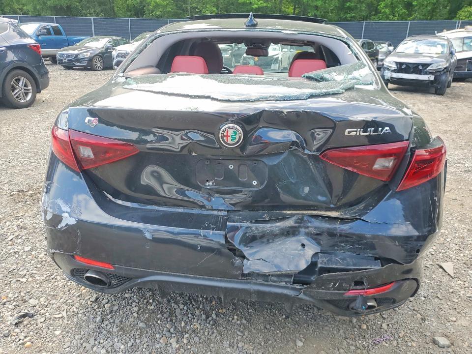 53578126 :رقم المزاد ، ZARFAEDN9J7594502 vin ، 2018 Alfa Romeo Giulia مزاد بيع