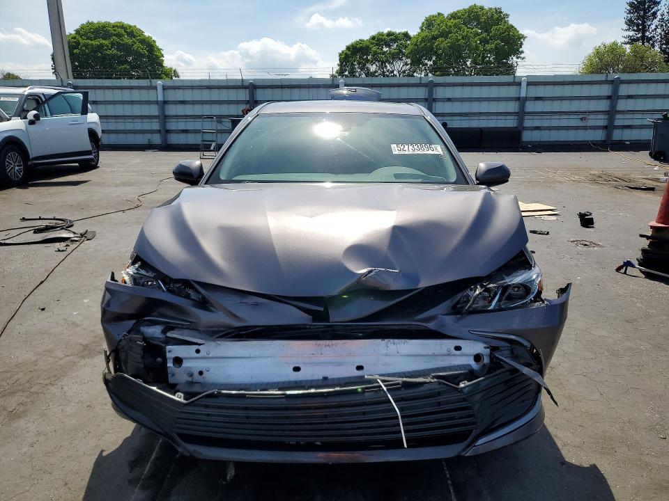 52733896 :رقم المزاد ، 4T1C11AK6MU490678 vin ، 2021 Toyota Camry مزاد بيع