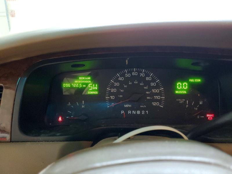 54022106 :رقم المزاد ، 1LNHM82W52Y640311 vin ، 2002 Lincoln Town Car مزاد بيع