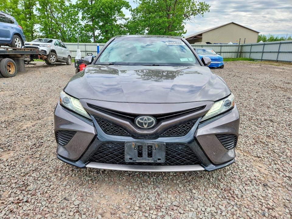 55244066 :رقم المزاد ، 4T1BZ1HK0JU018918 vin ، 2018 Toyota Camry مزاد بيع
