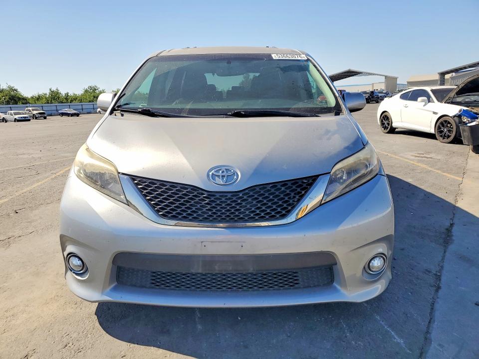53663076 :رقم المزاد ، 5TDXZ3DC1HS853090 vin ، 2017 Toyota Sienna مزاد بيع