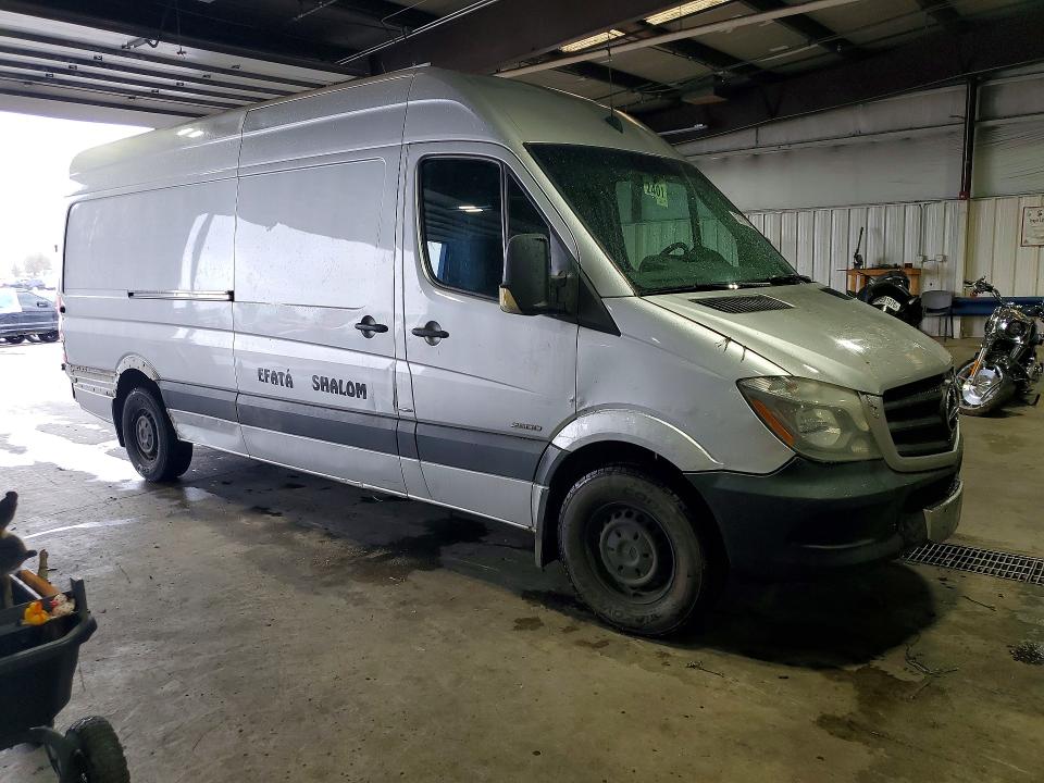 53721276 :رقم المزاد ، WD3PE8DC8F5957811 vin ، 2015 Mercedes-benz Sprinter مزاد بيع