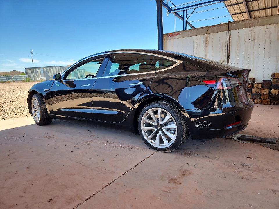 54718656 :رقم المزاد ، 5YJ3E1EA4JF176073 vin ، 2018 Tesla Model 3 مزاد بيع