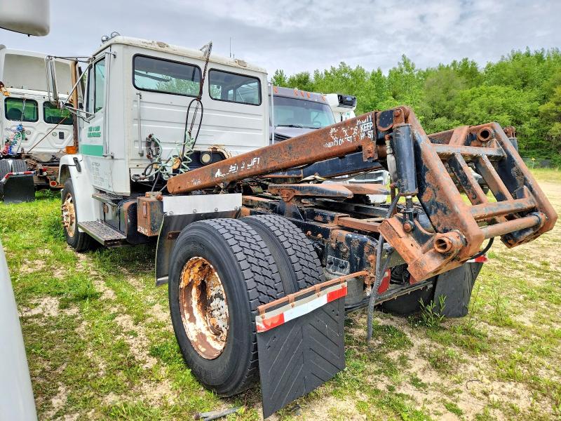 54199626 :رقم المزاد ، 1FUBBXBS71HH23773 vin ، 2001 Freightliner Medium Conventional مزاد بيع