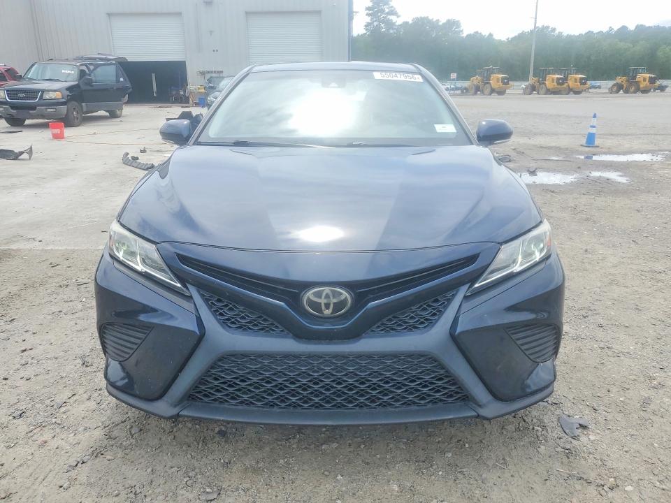 55047956 :رقم المزاد ، 4T1B11HK5JU616980 vin ، 2018 Toyota Camry مزاد بيع