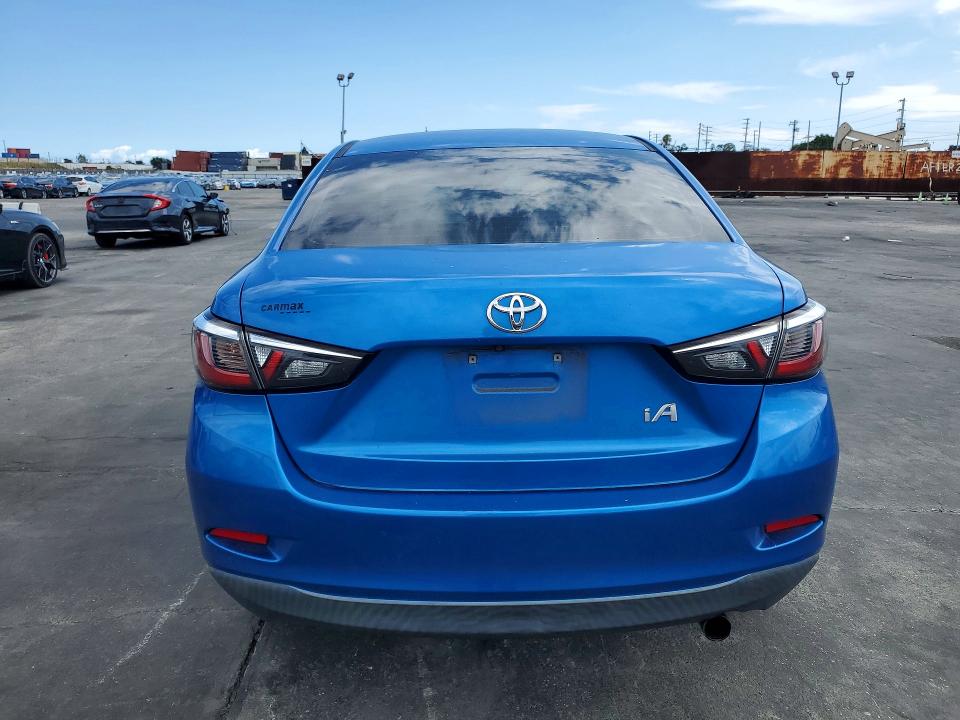 52246696 :رقم المزاد ، 3MYDLBYV8JY318042 vin ، 2018 Toyota Yaris Ia مزاد بيع