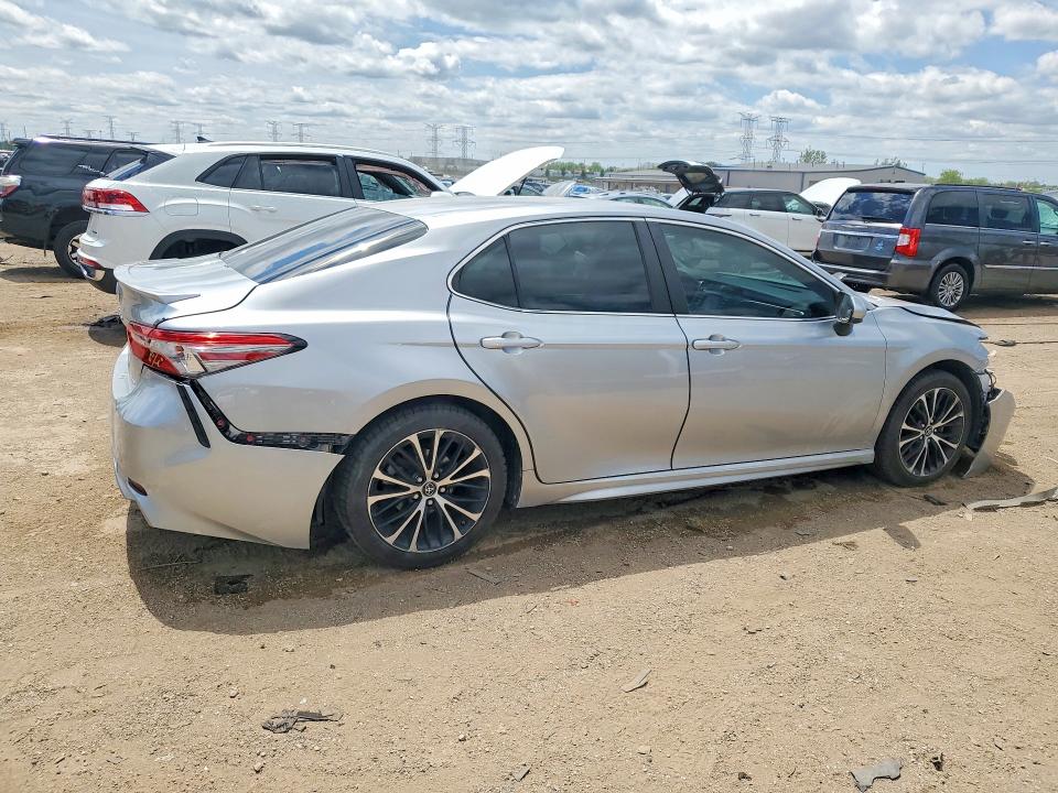 53934016 :رقم المزاد ، 4T1B11HK5JU107570 vin ، 2018 Toyota Camry مزاد بيع