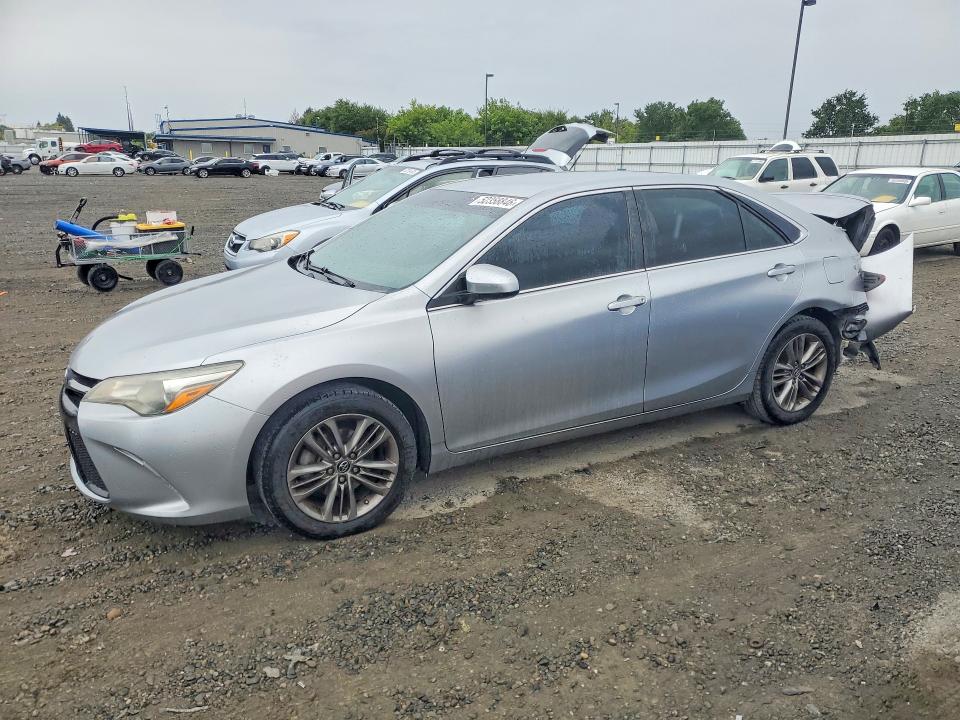 52358846 :رقم المزاد ، 4T1BF1FK5FU977315 vin ، 2015 Toyota Camry مزاد بيع