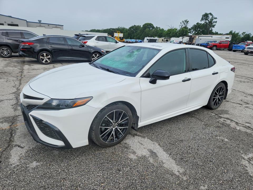 55073816 :رقم المزاد ، 4T1G11BK3MU035948 vin ، 2021 Toyota Camry مزاد بيع