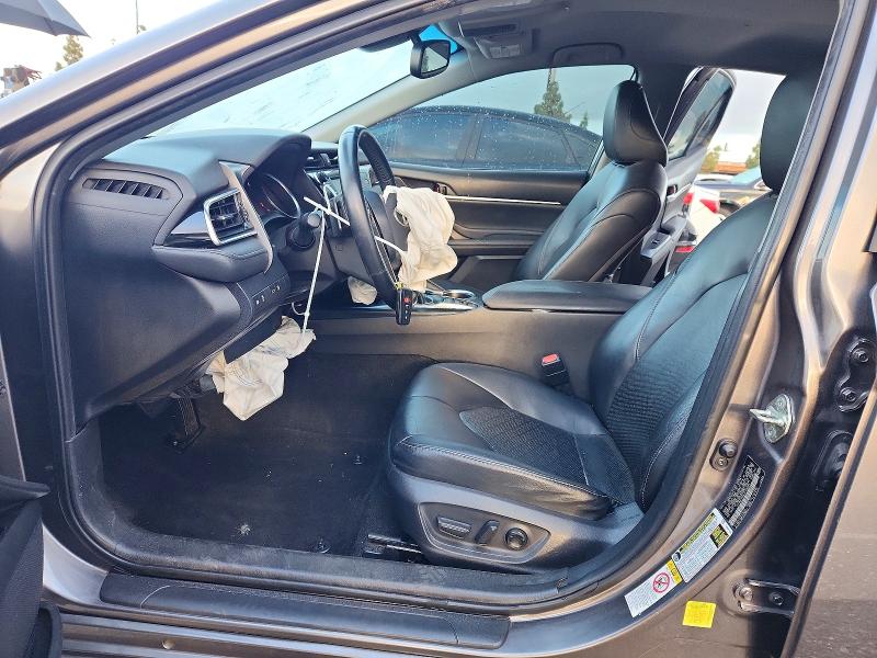 54690426 :رقم المزاد ، 4T1B61HK6JU105862 vin ، 2018 Toyota Camry مزاد بيع