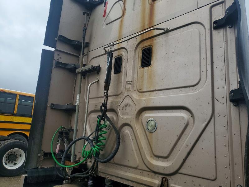 55173826 :رقم المزاد ، 3AKGGLD54GSBT5749 vin ، 2016 Freightliner Cascadia 125 مزاد بيع