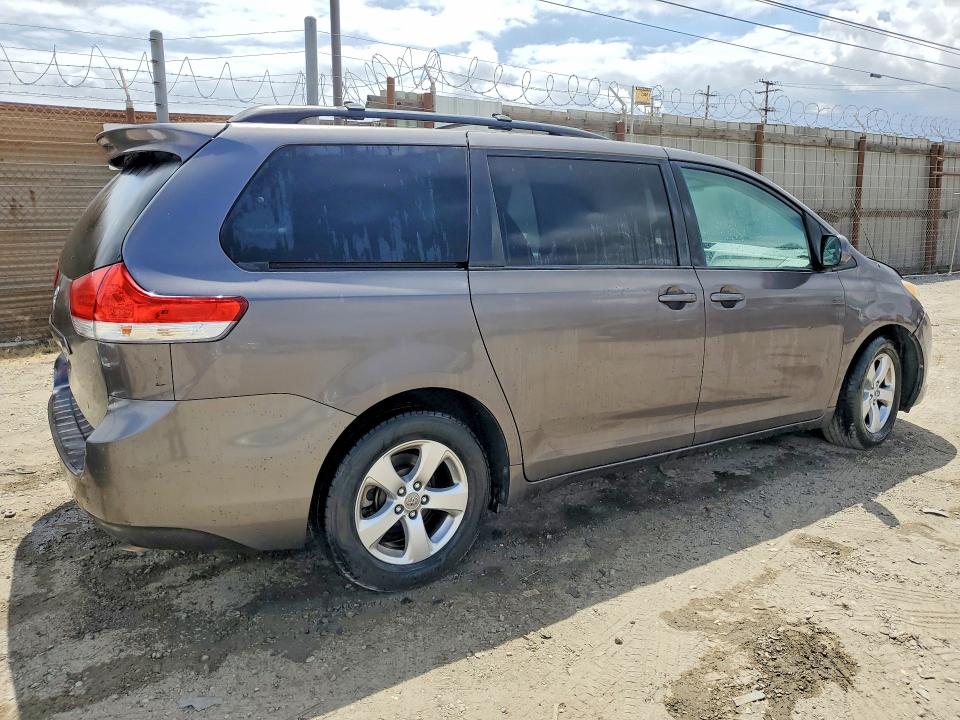 55188756 :رقم المزاد ، 5TDKK3DC6BS090490 vin ، 2011 Toyota Sienna مزاد بيع