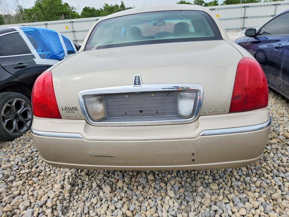 53301726 :رقم المزاد ، 2LNBL8CV5AX750840 vin ، 2010 Lincoln Town Car مزاد بيع