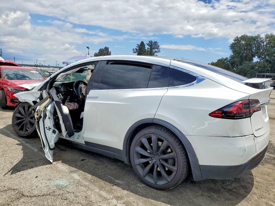52450816 :رقم المزاد ، 5YJXCBE26JF137362 vin ، 2018 Tesla Model X مزاد بيع