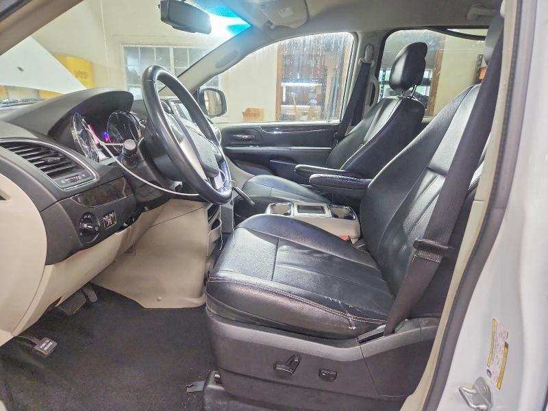 2015 Chrysler Town & Country მანქანა იყიდება აუქციონზე, vin: 2C4RC1BG0FR588558, აუქციონის ნომერი: 51979386