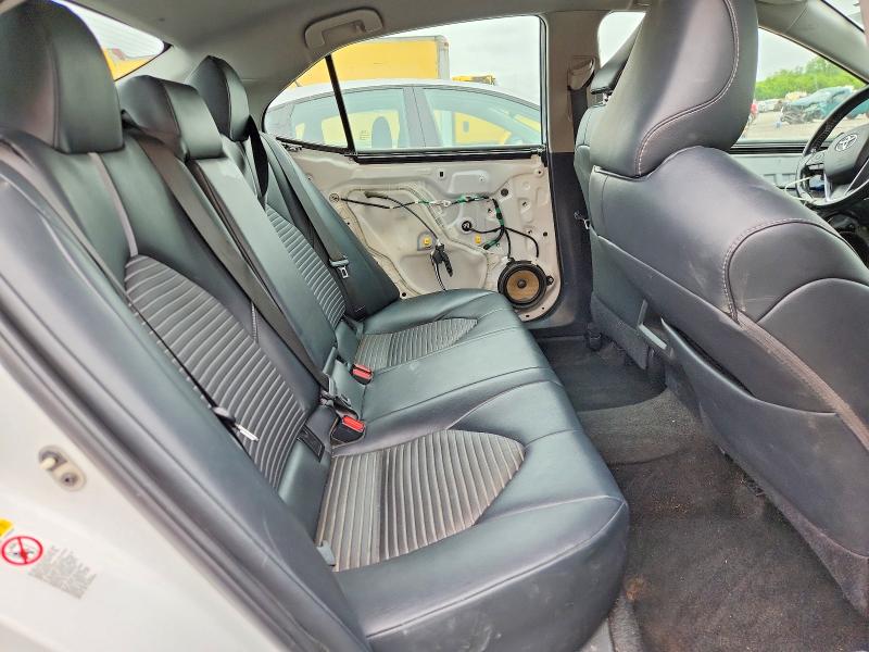 52180856 :رقم المزاد ، 4T1B11HK0JU159477 vin ، 2018 Toyota Camry مزاد بيع