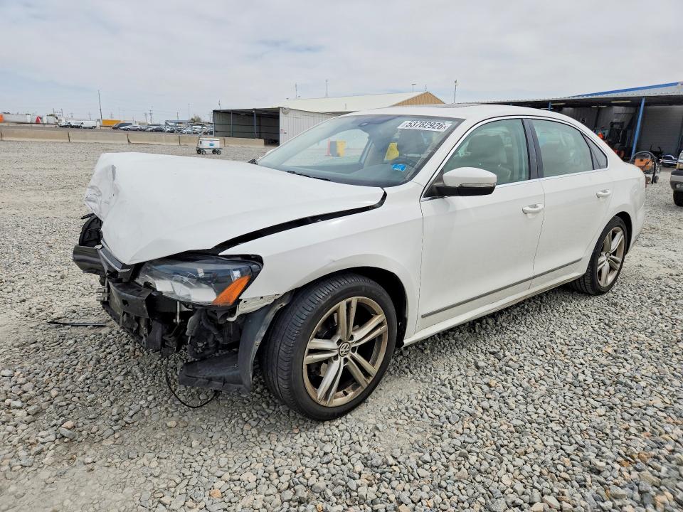 53782926 :رقم المزاد ، 1VWBT7A32FC010633 vin ، 2015 Volkswagen Passat مزاد بيع