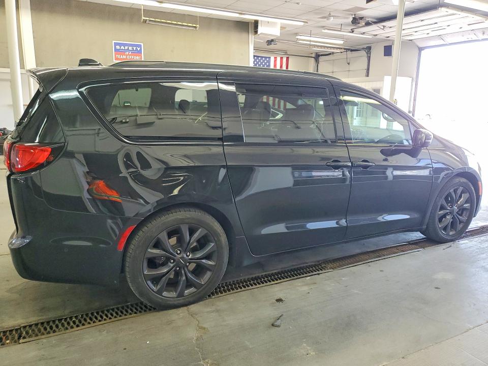 52215296 :رقم المزاد ، 2C4RC1GG6JR165128 vin ، 2018 Chrysler Pacifica مزاد بيع