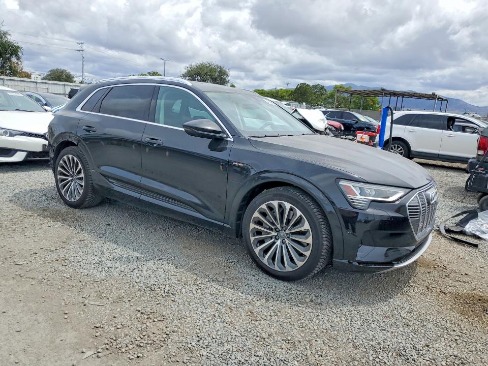 Продажа на аукционе авто 2019 Audi E-tron, vin: WA1VABGE2KB008490, номер лота: 52086556