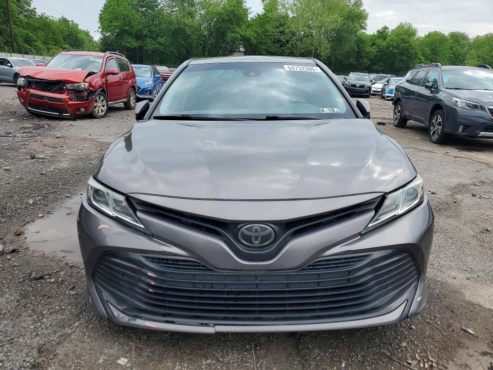 54752366 :رقم المزاد ، 4T1B11HK3JU015339 vin ، 2018 Toyota Camry مزاد بيع