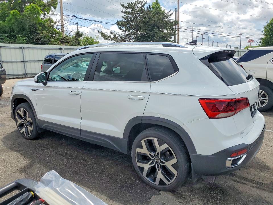 52061196 :رقم المزاد ، 3VV2X7B2XNM017549 vin ، 2022 Volkswagen Taos مزاد بيع