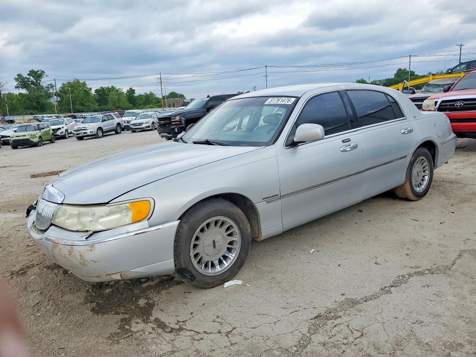 51761476 :رقم المزاد ، 1LNHM83W11Y723702 vin ، 2001 Lincoln Town Car مزاد بيع