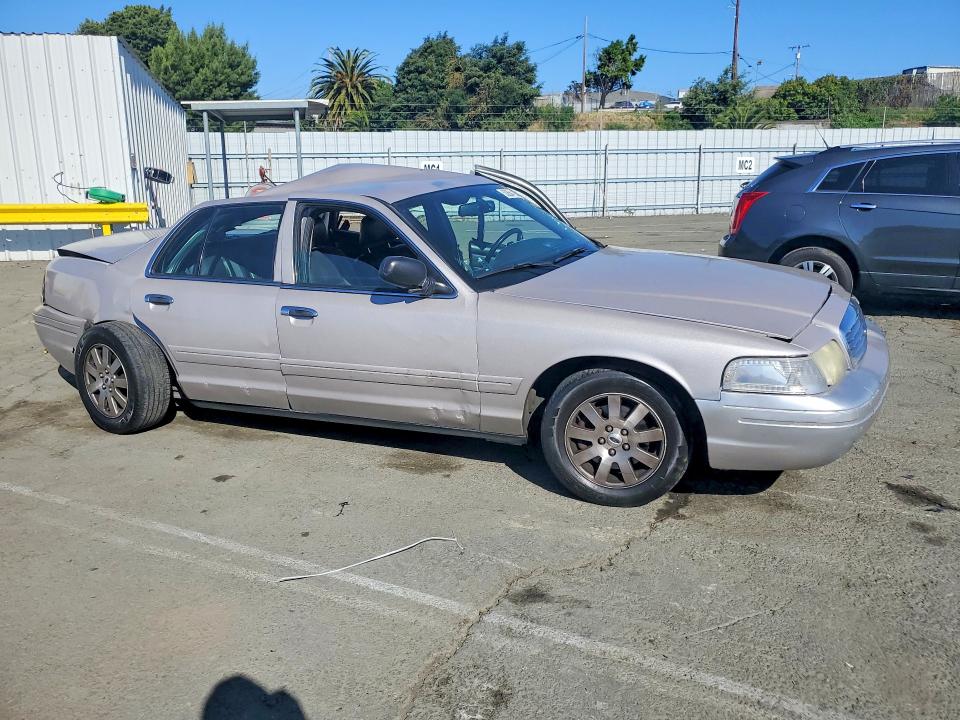 2006 Ford Crown Victoria მანქანა იყიდება აუქციონზე, vin: 2FAFP74W56X166883, აუქციონის ნომერი: 53854126
