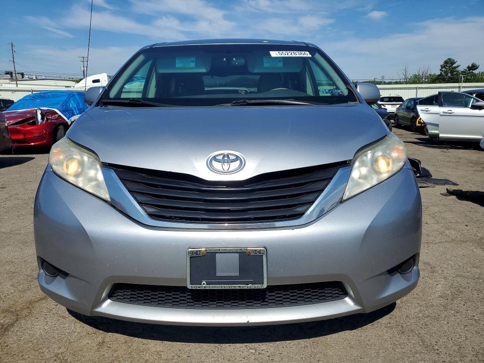 55228366 :رقم المزاد ، 5TDKK3DC4BS046889 vin ، 2011 Toyota Sienna مزاد بيع
