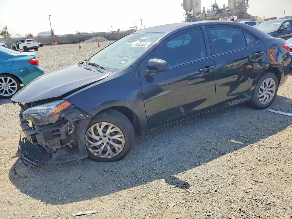 47665626 :رقم المزاد ، 5YFBURHEXJP833569 vin ، 2018 Toyota Corolla مزاد بيع
