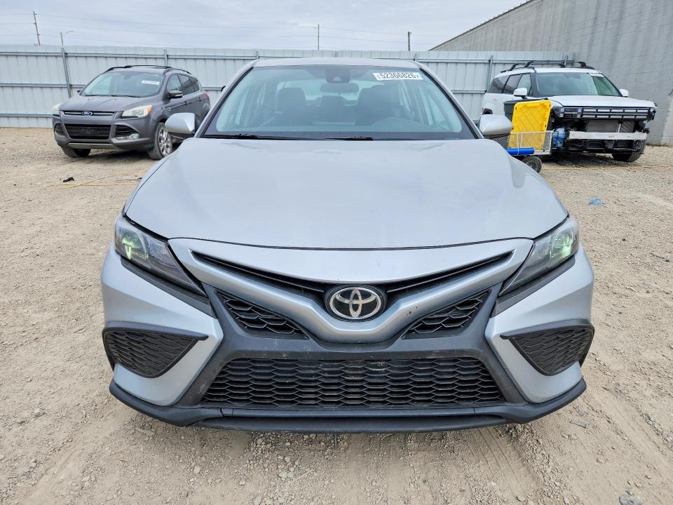 52366826 :رقم المزاد ، 4T1G11AK7MU517985 vin ، 2021 Toyota Camry مزاد بيع