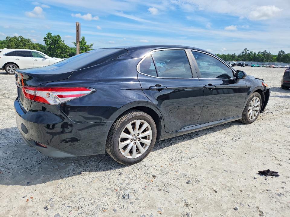 55010736 :رقم المزاد ، 4T1B11HK2JU629671 vin ، 2018 Toyota Camry مزاد بيع