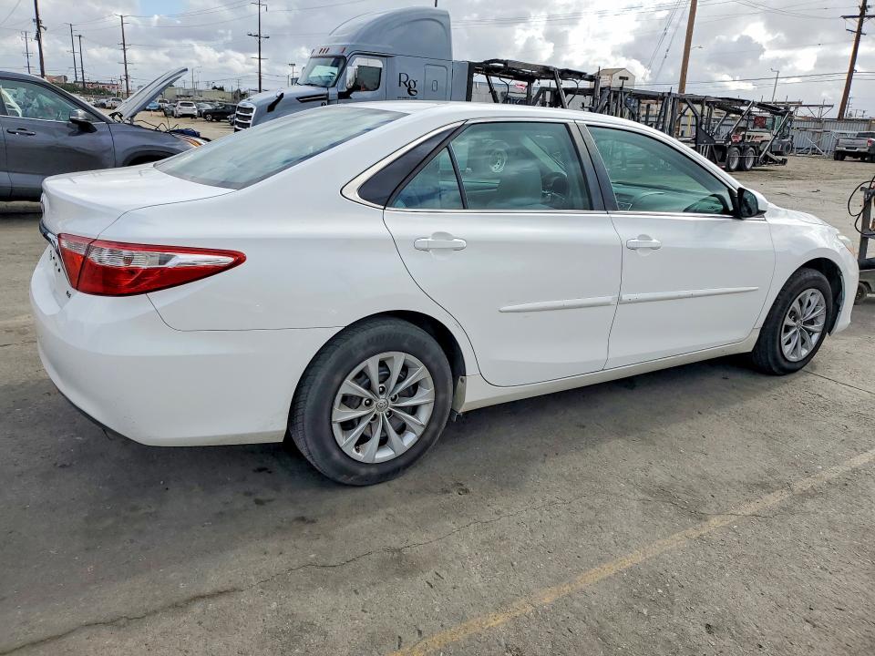 55171756 :رقم المزاد ، 4T1BF1FKXFU104952 vin ، 2015 Toyota Camry مزاد بيع