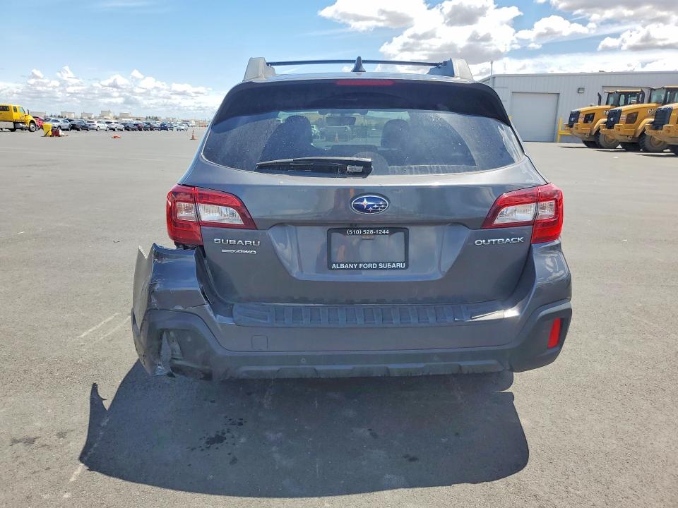 55204746 :رقم المزاد ، 4S4BSANC7J3252898 vin ، 2018 Subaru Outback مزاد بيع