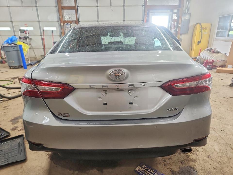 52488656 :رقم المزاد ، 4T1B11HK2JU139134 vin ، 2018 Toyota Camry مزاد بيع