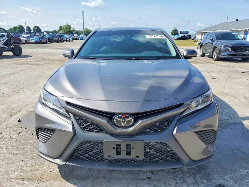 52784616 :رقم المزاد ، 4T1B11HK0JU128746 vin ، 2018 Toyota Camry مزاد بيع