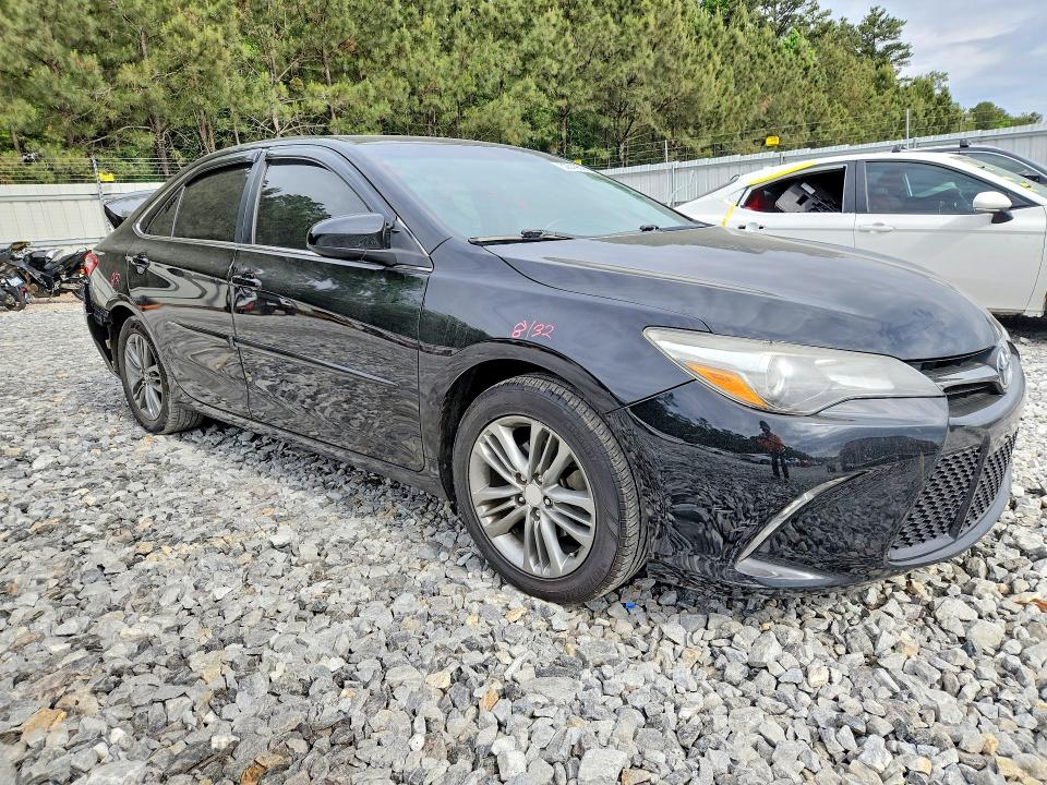 52319826 :رقم المزاد ، 4T1BF1FK3FU116067 vin ، 2015 Toyota Camry مزاد بيع